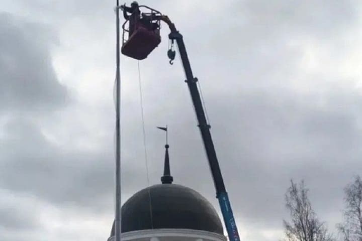 Новое освещение начали монтировать на набережной Петрозаводска