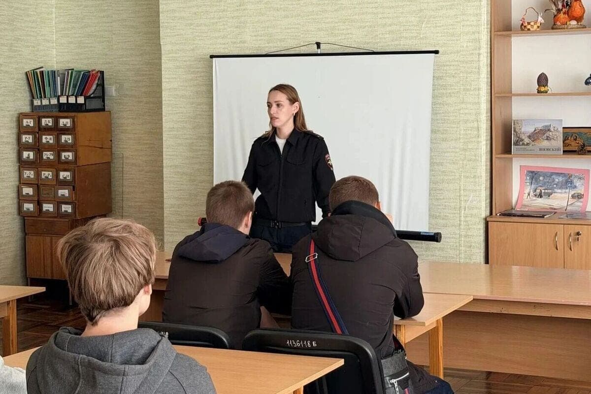 In Melitopol, traffic police held a class for college students