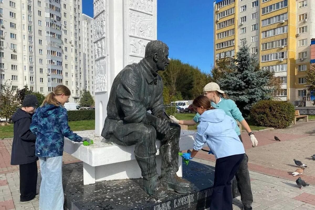Курские волонтеры привели в порядок памятник скульптору Вячеславу Клыкову