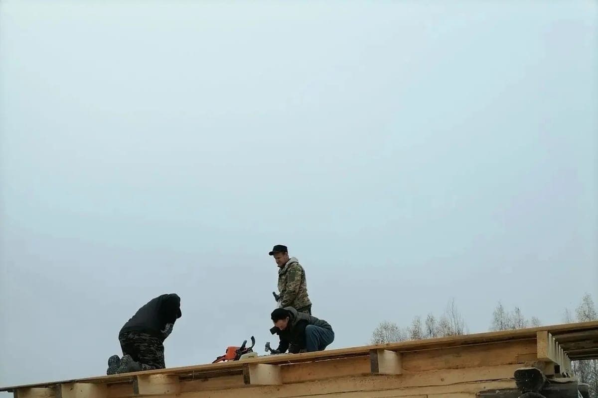Residents of the district repaired the roof of the water pump building