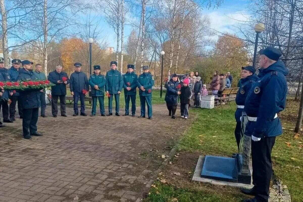 Employees of the Ministry of Emergency Situations honored the memory of a colleague who died in a fire in 2007