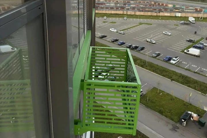 Le tout-petit était assis dans un panier de climatisation installé au 12ème étage tandis que ses parents étaient loin de la maison