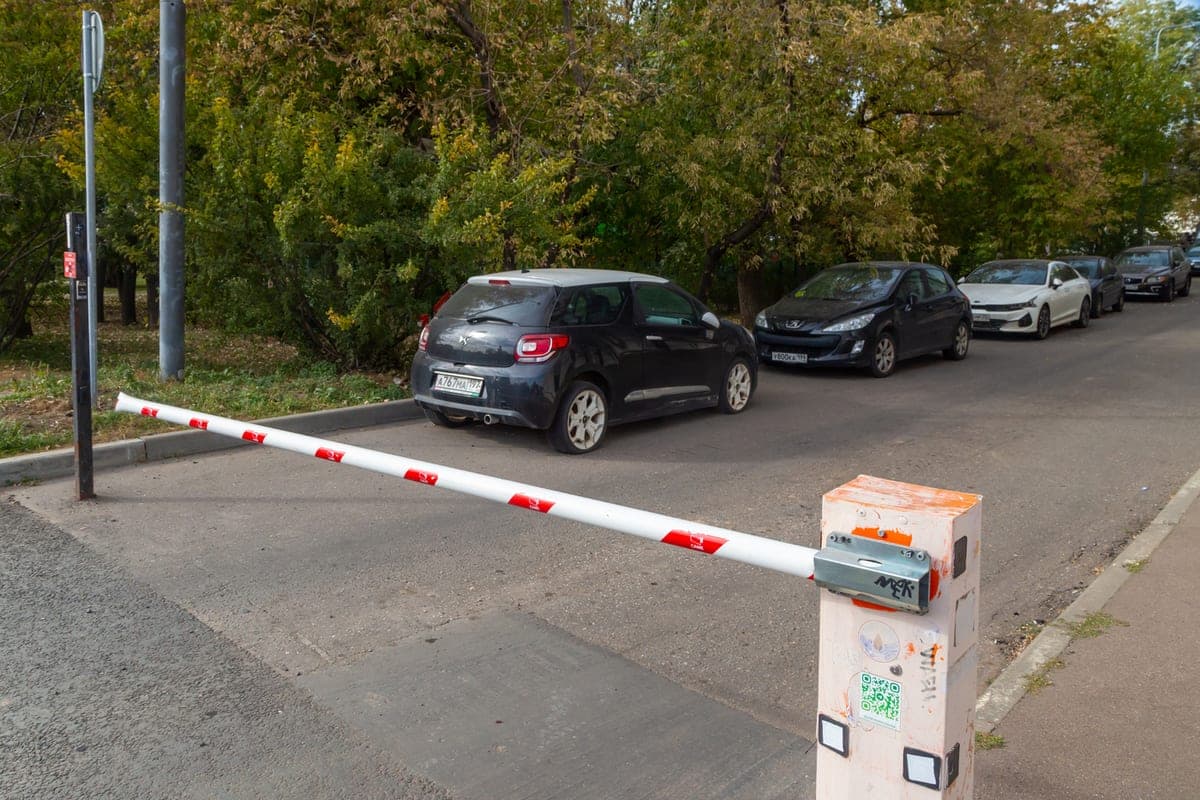 Жители Ершово остались без парковок: дворы заняли машины каршеринга