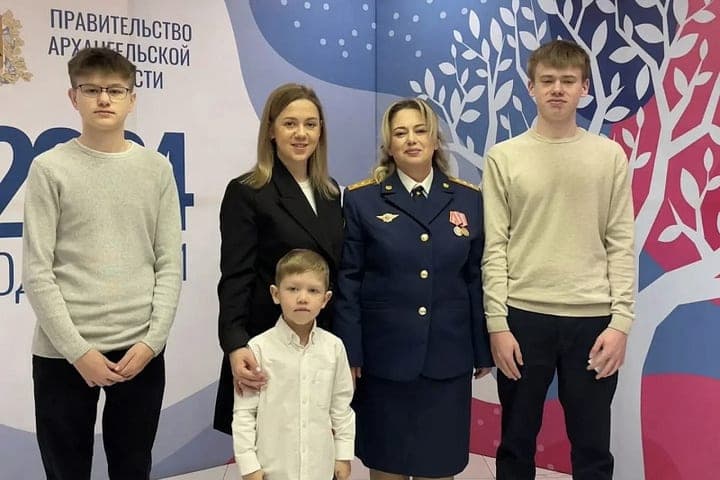 Mother of four children from Mirny was awarded the medal of the Order of Parental Glory
