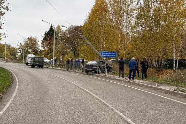 Sous l'aigle, le chauffeur de Mazda rama le soutien de la ligne électrique et finit à l'hôpital