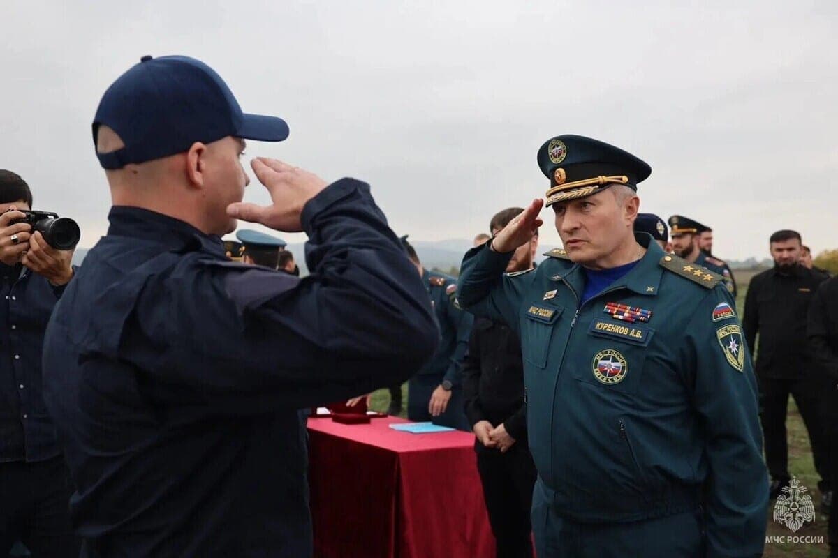 The head of the EMERCOM of Russia presented awards to pyrotechnics working in Chechnya n