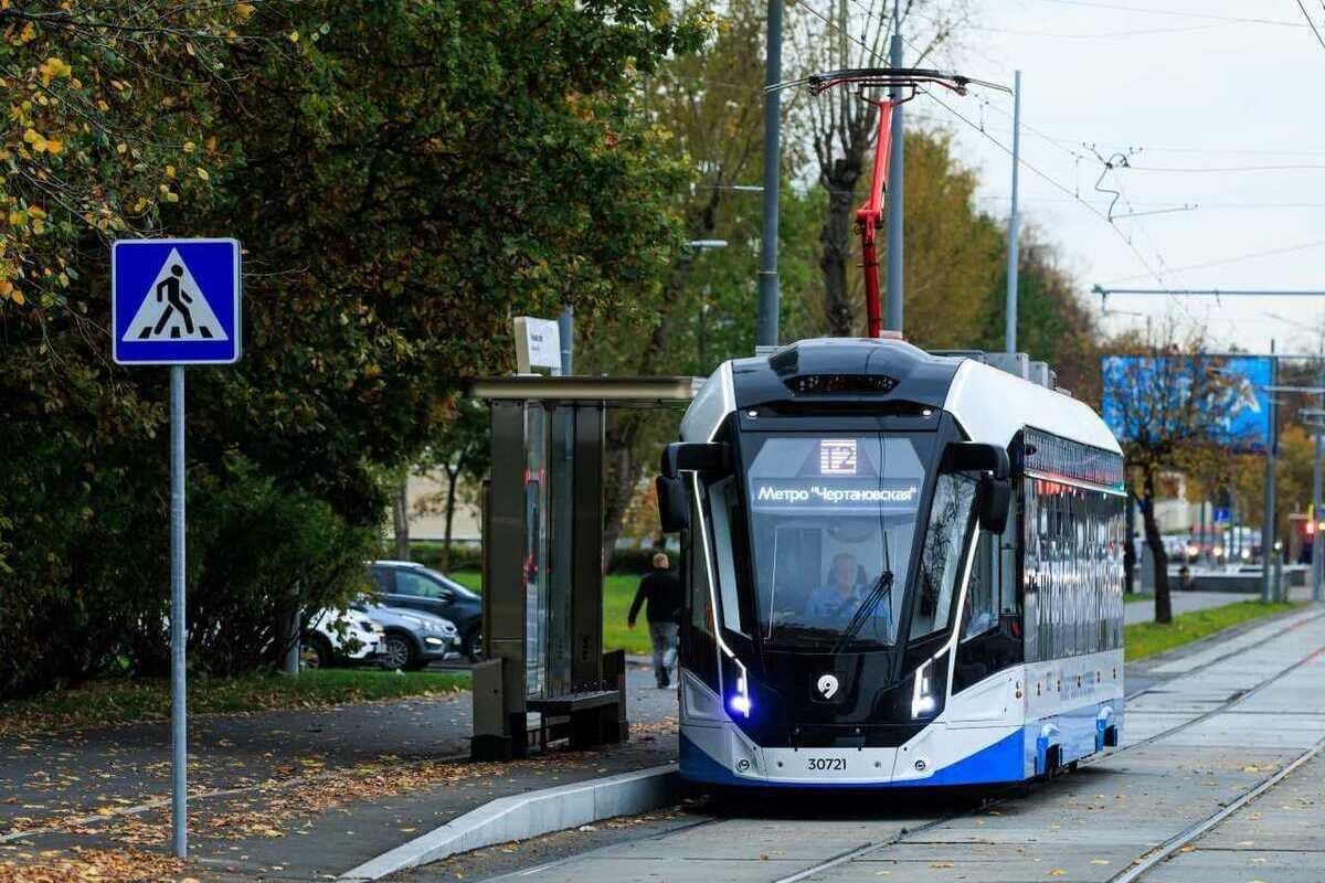 Заммэра Ликсутов: в этом году в Москве обустроили 40 приподнятых трамвайных платформ