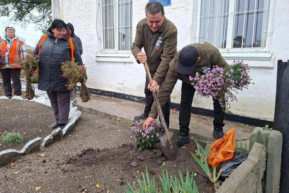 Garden perennials will decorate the streets of the villages of the Genic District