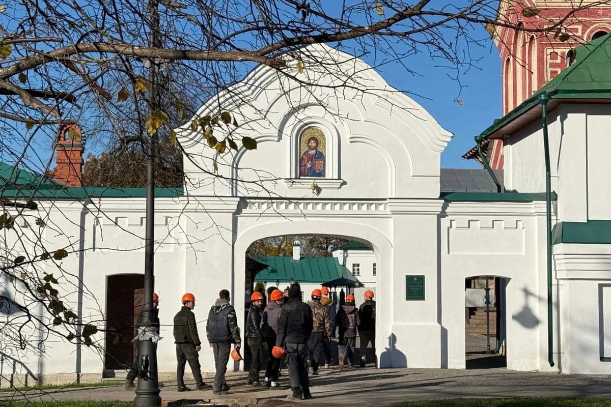 В Старой Ладоге готовятся поднять крест на Никольский собор