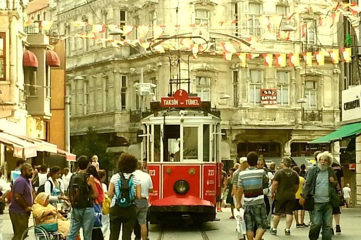 A tanker with 15 tons of liquefied gas overturned on the street