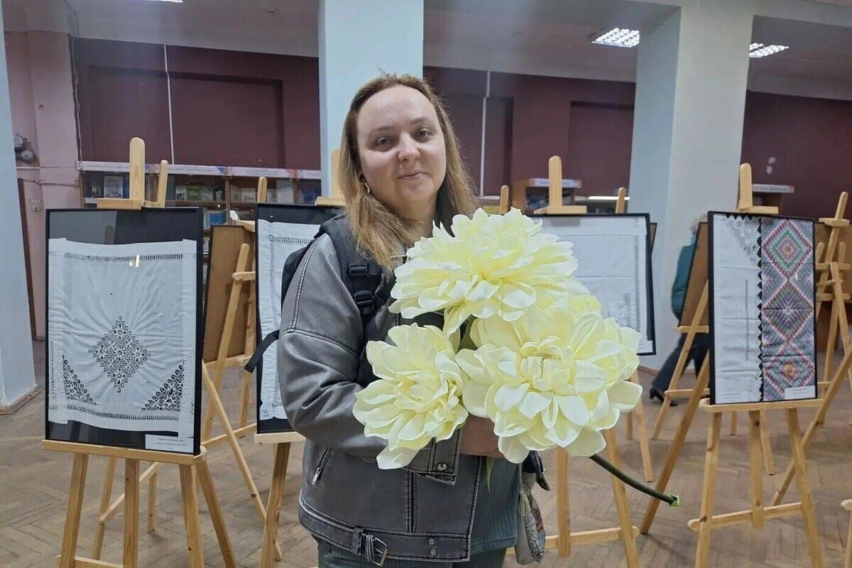 Георгин из фоамирана: в калужской "Белинке" учат создавать цветы