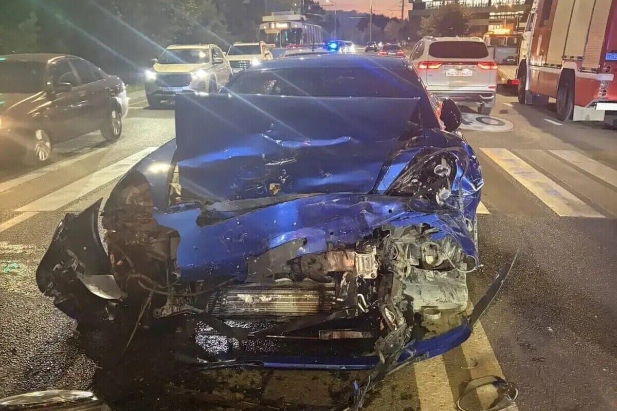 Le conducteur de Porshe a abandonné la voiture et s'est enfui d'un accident avec Audi à Krasnodar