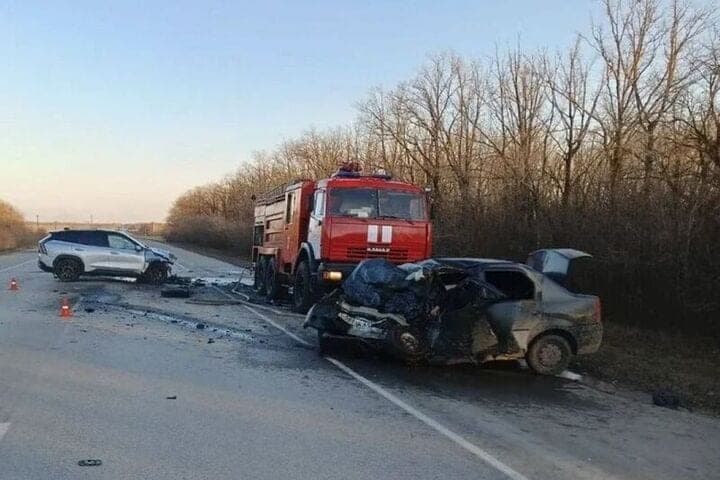 حاصرت سيارتان تحت سيارة فورونيز بروف: عمل الإنقاذ في موقع الحادث