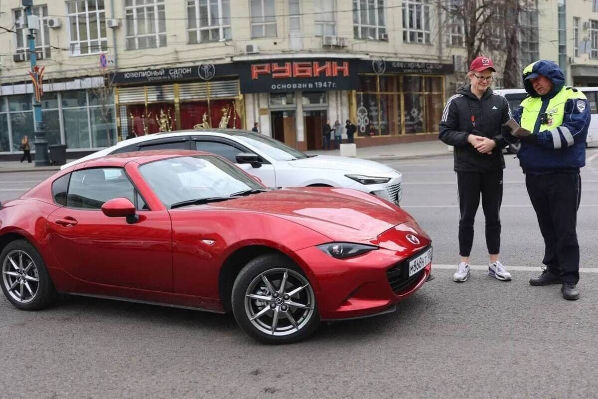 Voronezh Motor Inspektoren gratuliert Fahrern am Tag des Autofahrers