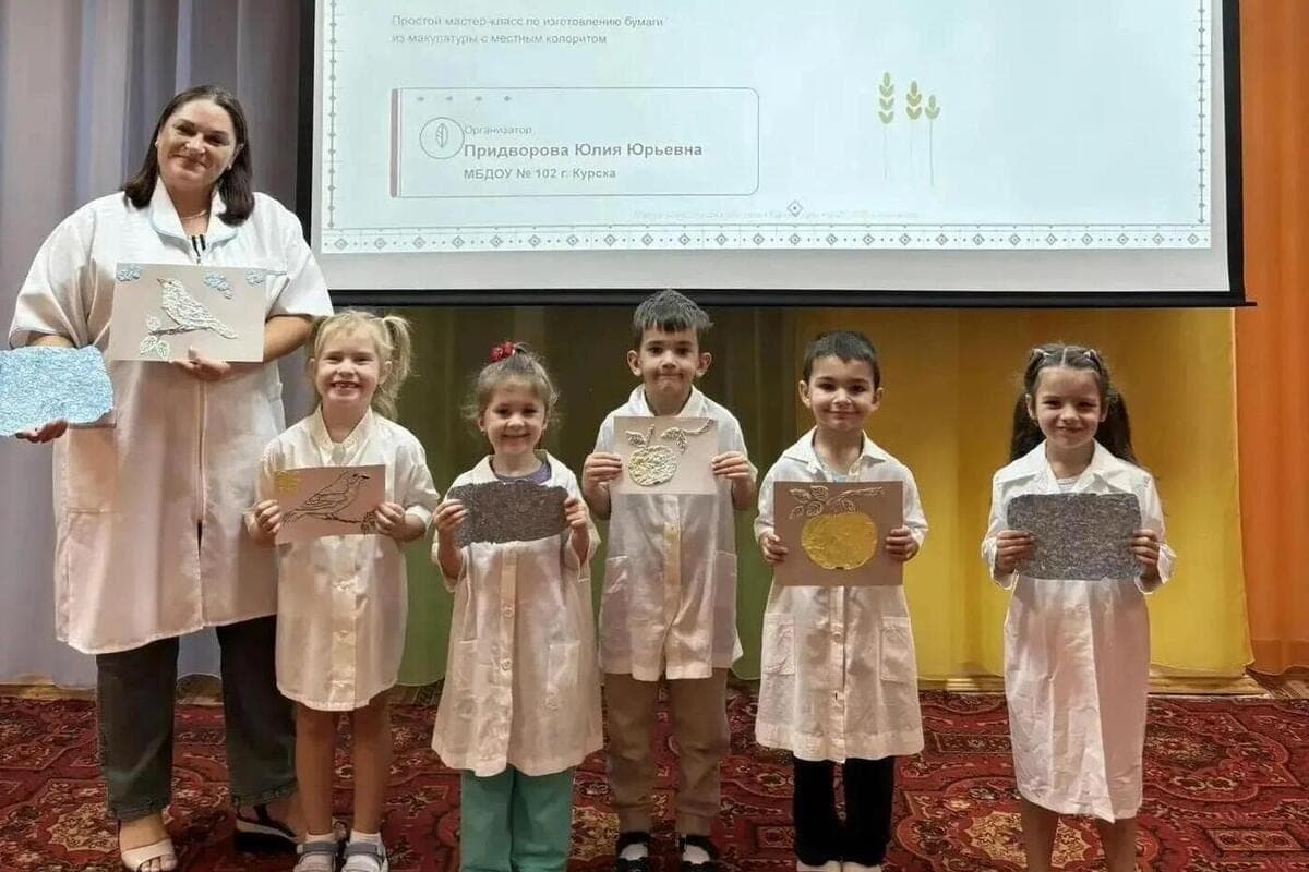 В детсаду № 102 Курска открылась эко-лаборатория: дошколята варят бумагу и сажают её в землю