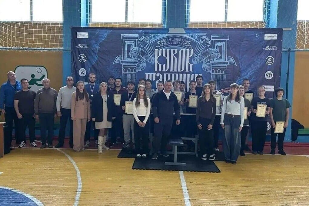 В Чаплинском округе прошел турнир по пауэрлифтингу ко Дню отца
