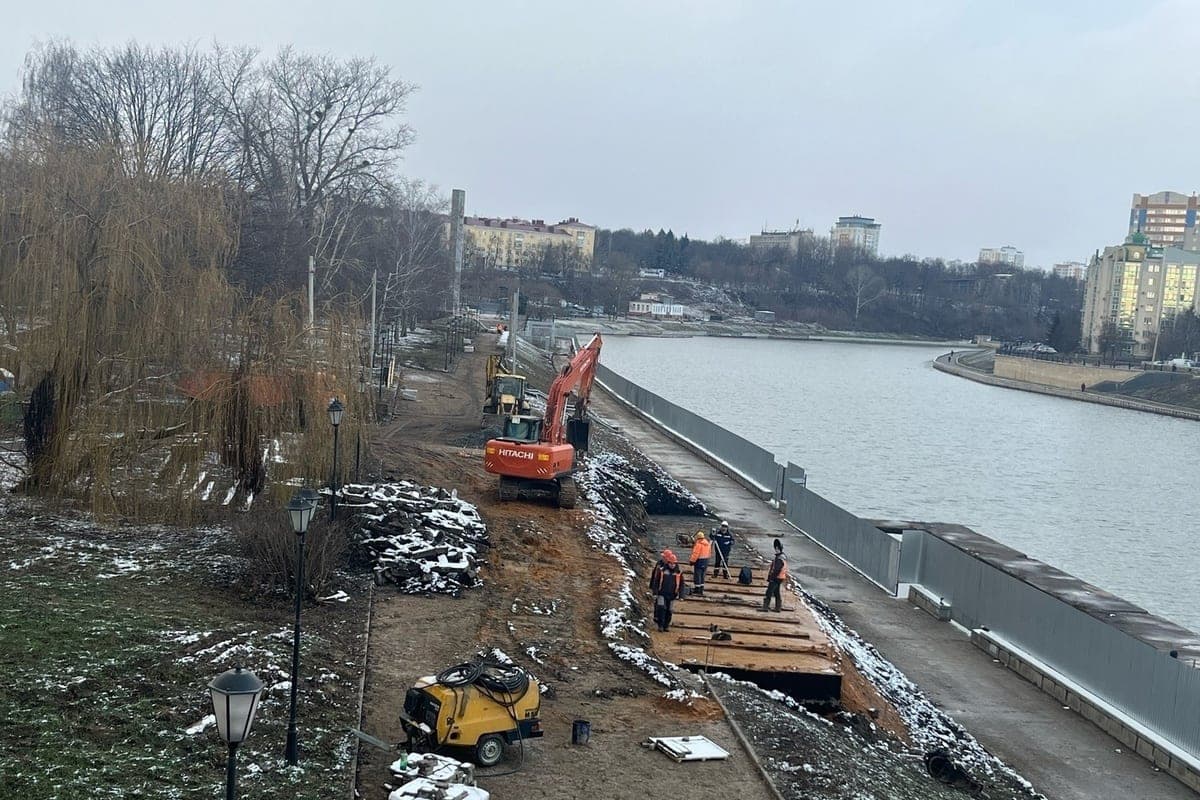 В парке Героев Сталинградской битвы в Свердловске асфальтируют тротуары и велодорожки