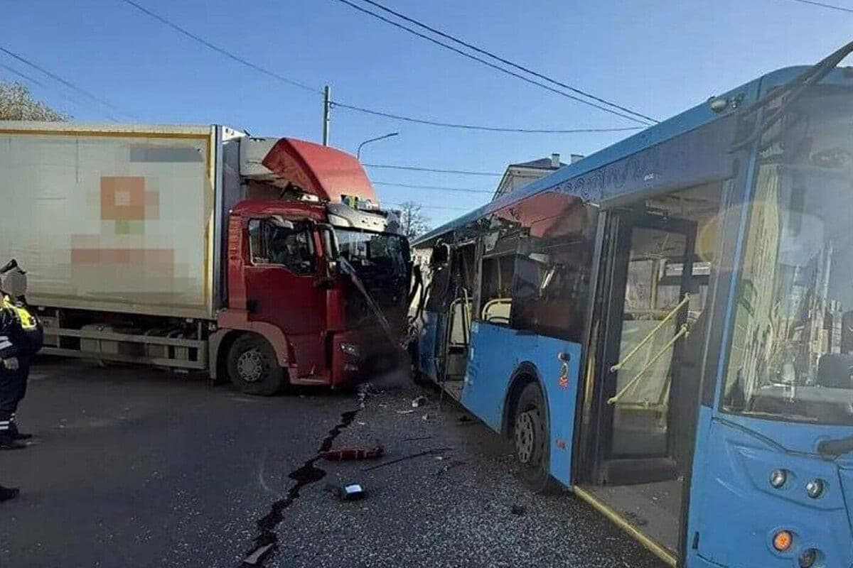 Троим пассажирам автобуса понадобилась помощь после ДТП с грузовиком