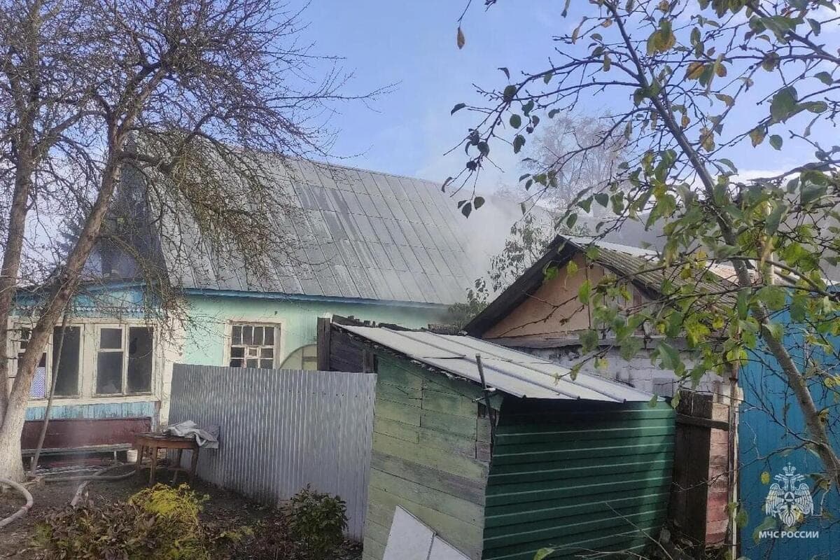 В Брянске пожарные потушили частный дом в Бежицком районе