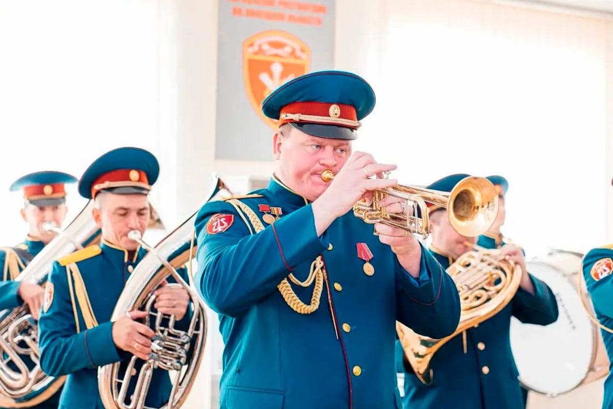 El jefe de Lipetsk felicitó a los guardias rusos por el 74o aniversario de las unidades de seguridad no partidaria