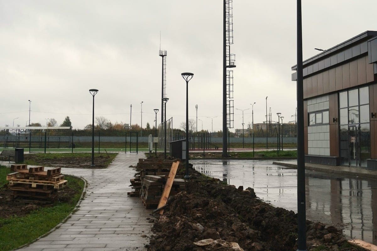 В новгородском сквере на лишние деньги достроили пешеходные дорожки