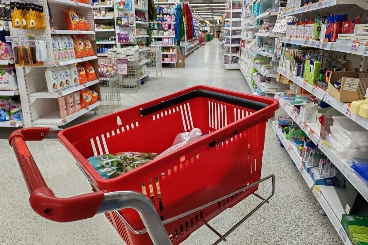 Meat at the price of vanillin: in Kuznetsk convicted mother and son for replacing QR codes on goods