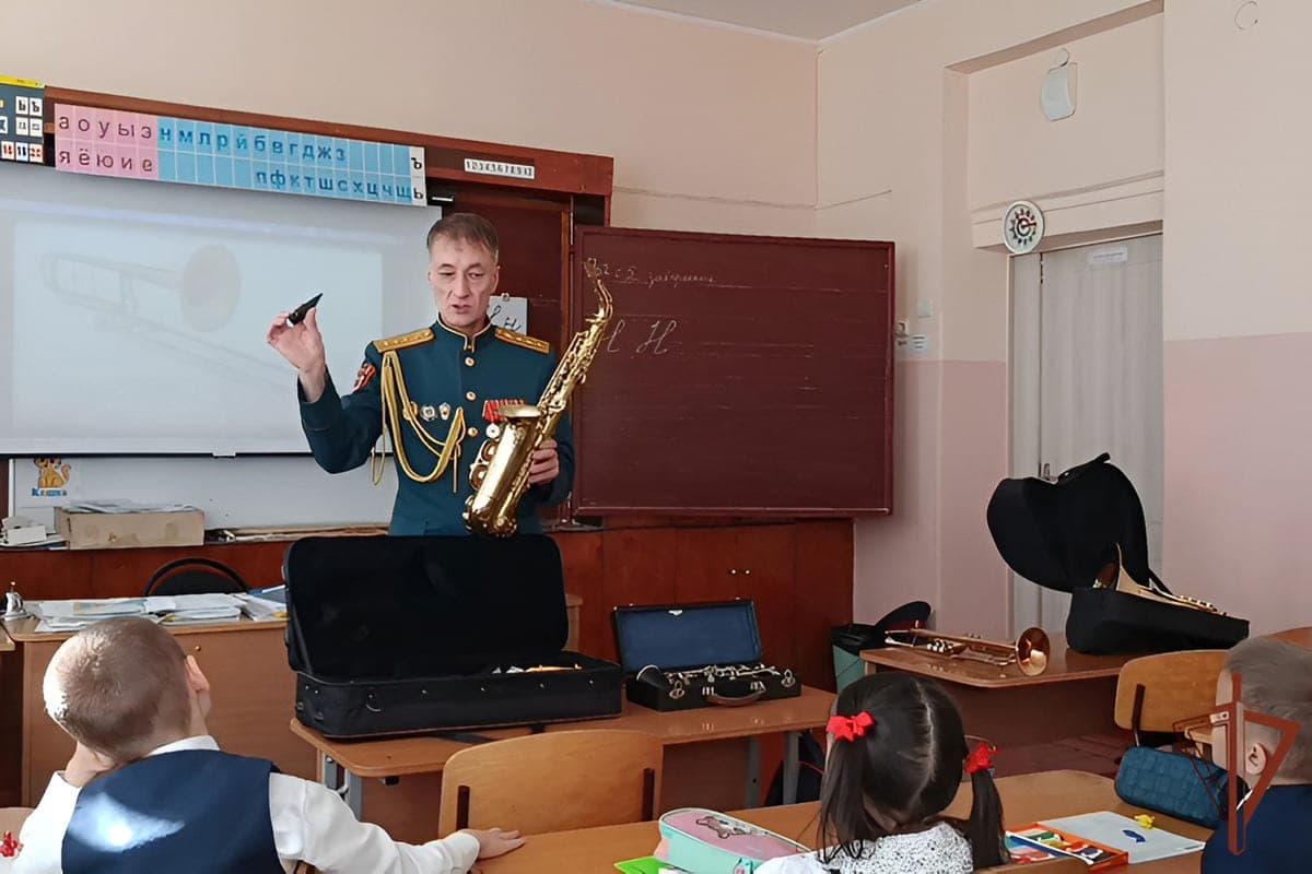 Росгвардейцы Чувашии провели для школьников уроки ко Дню отца