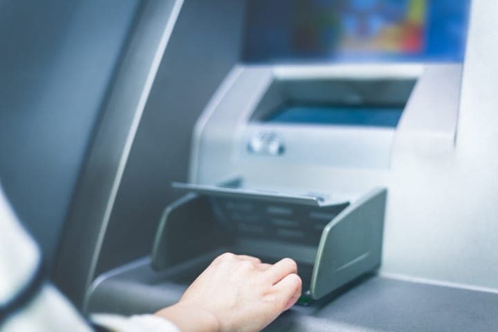 Кировчанка осталась при деньгах благодаря закрытию зоны банкоматов