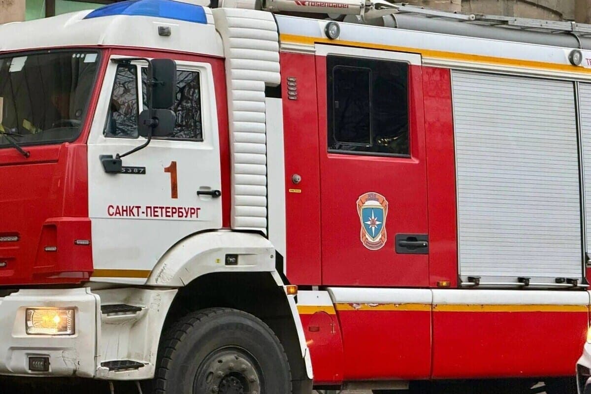 Горящий «КАМАЗ» собрал пробку на 61-м километре КАД