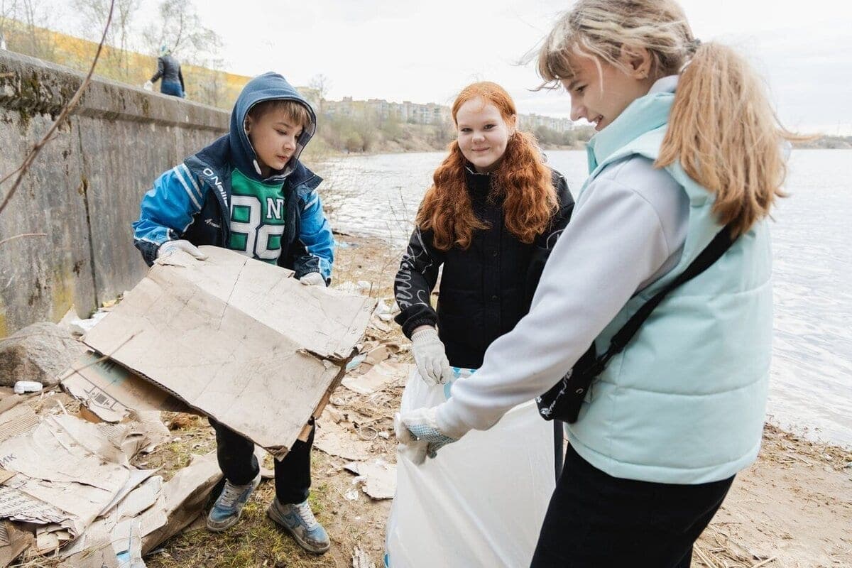 In Pskov in der Nähe der Kuznetsky-Brücke findet ein großer Samstag mit Teamwettbewerben statt
