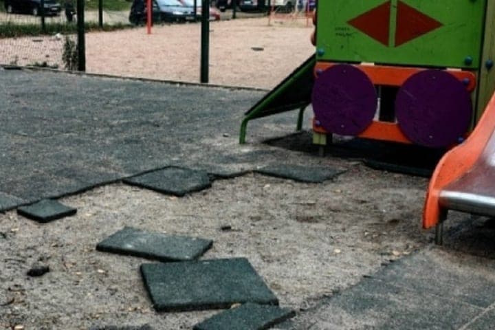 Vandals destroyed the coverage of the playground in Pitcärante
