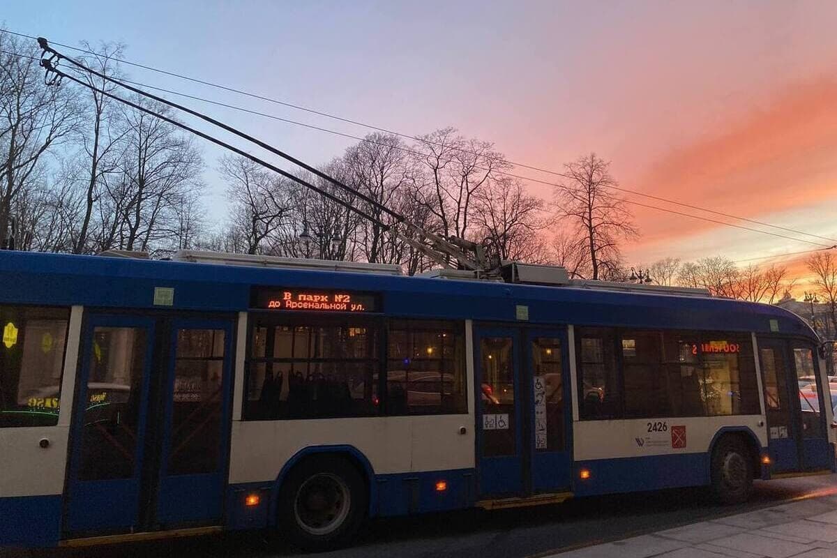 Abakan teenage hookers ride "with the breeze" on trolleybuses