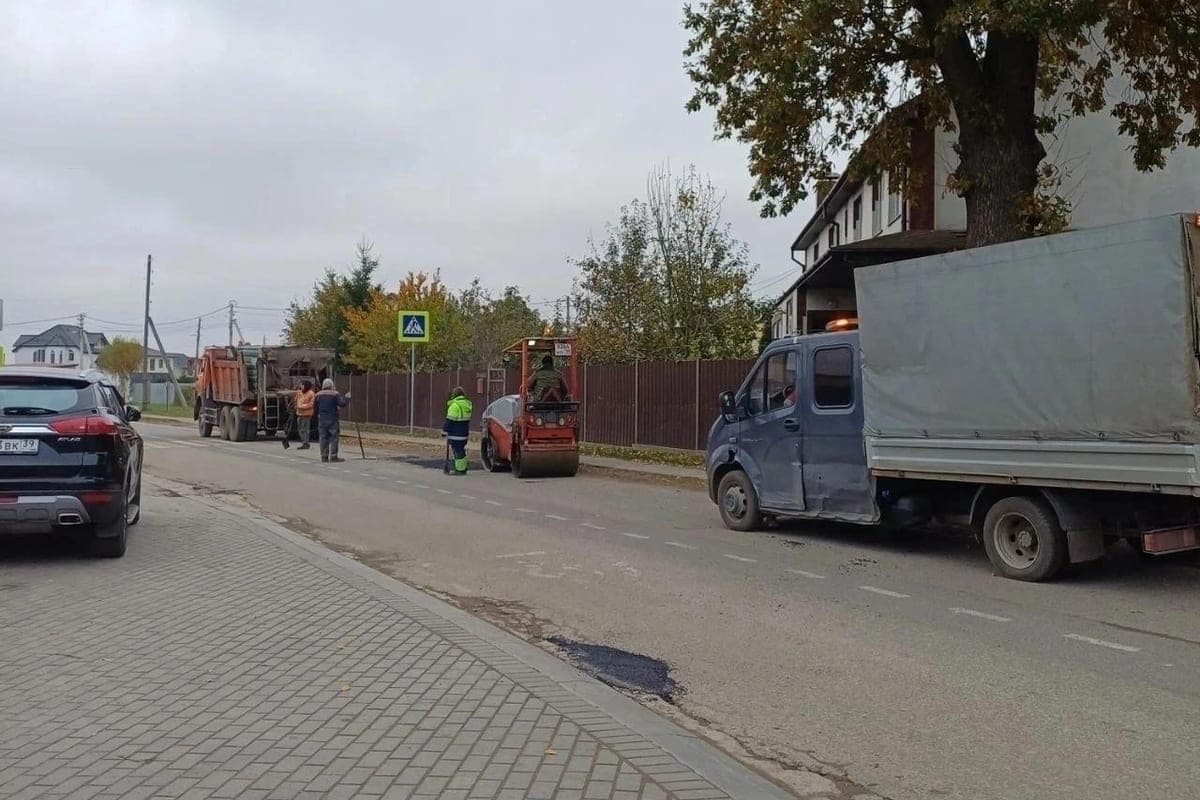 В посёлке под Гурьевском начали латать дорожные ямы