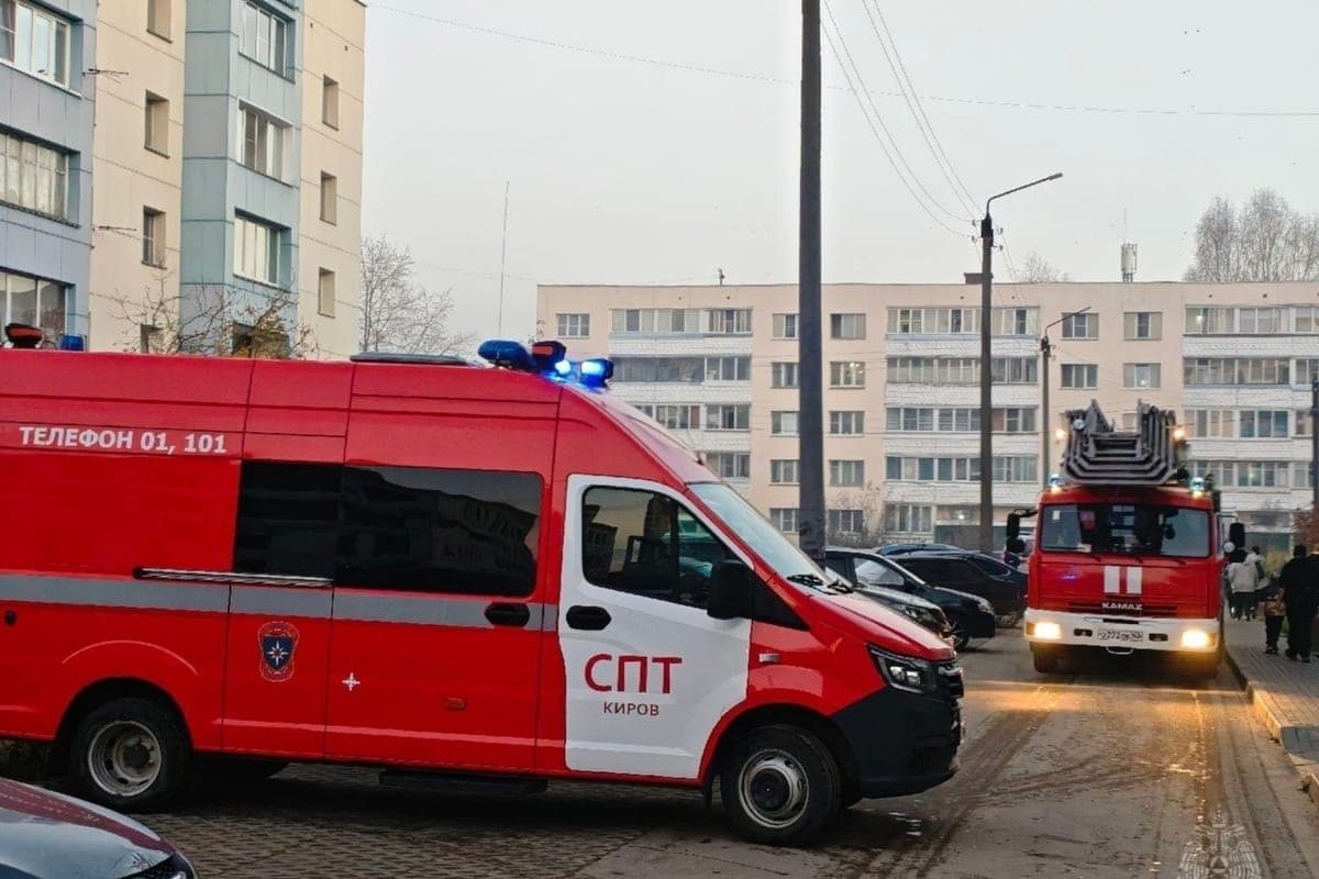В Кирове на улице Боровой при пожаре в 5-этажке пострадали 2 человека