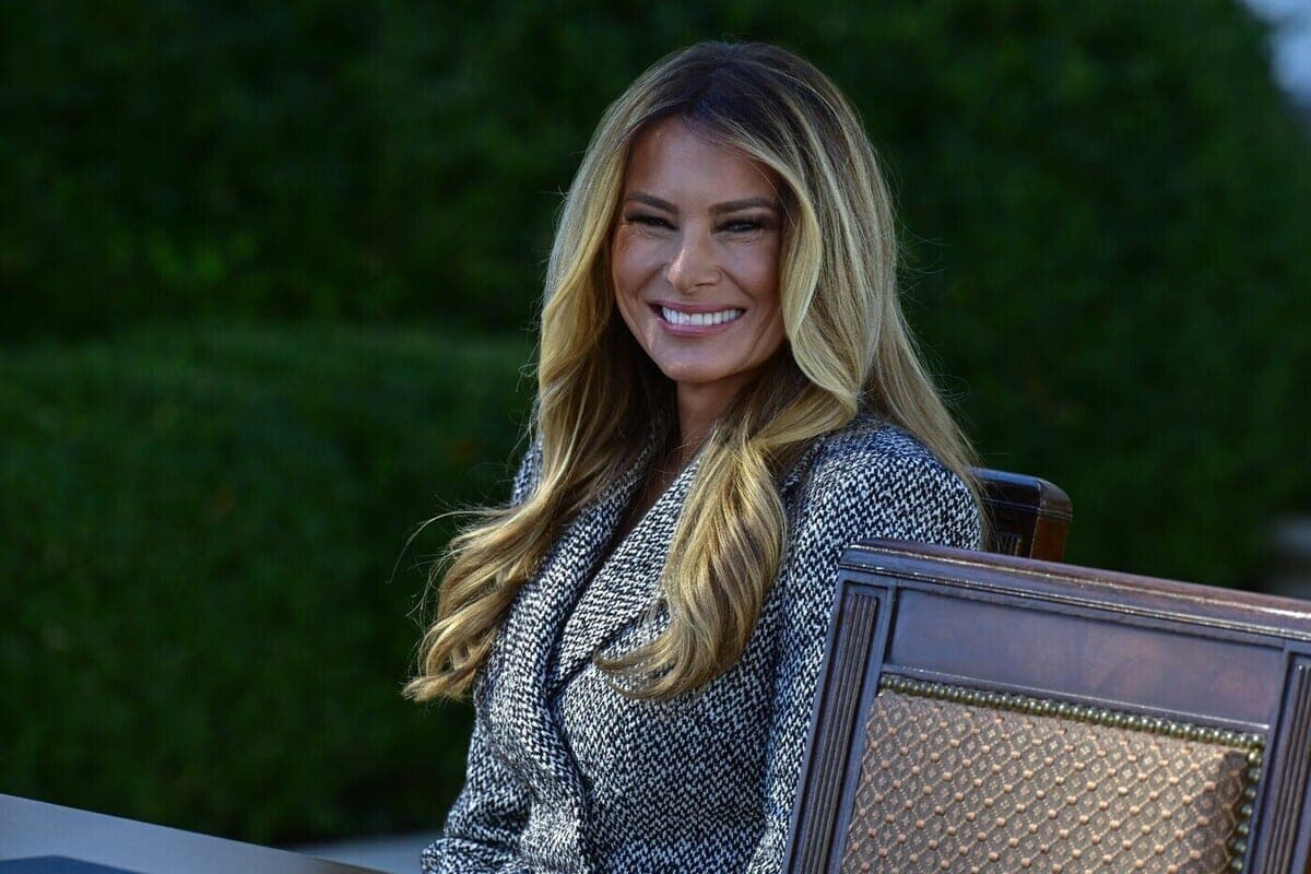 Melania Trump meldete die Ankunft der Journalisten Newsmax in Aleshki