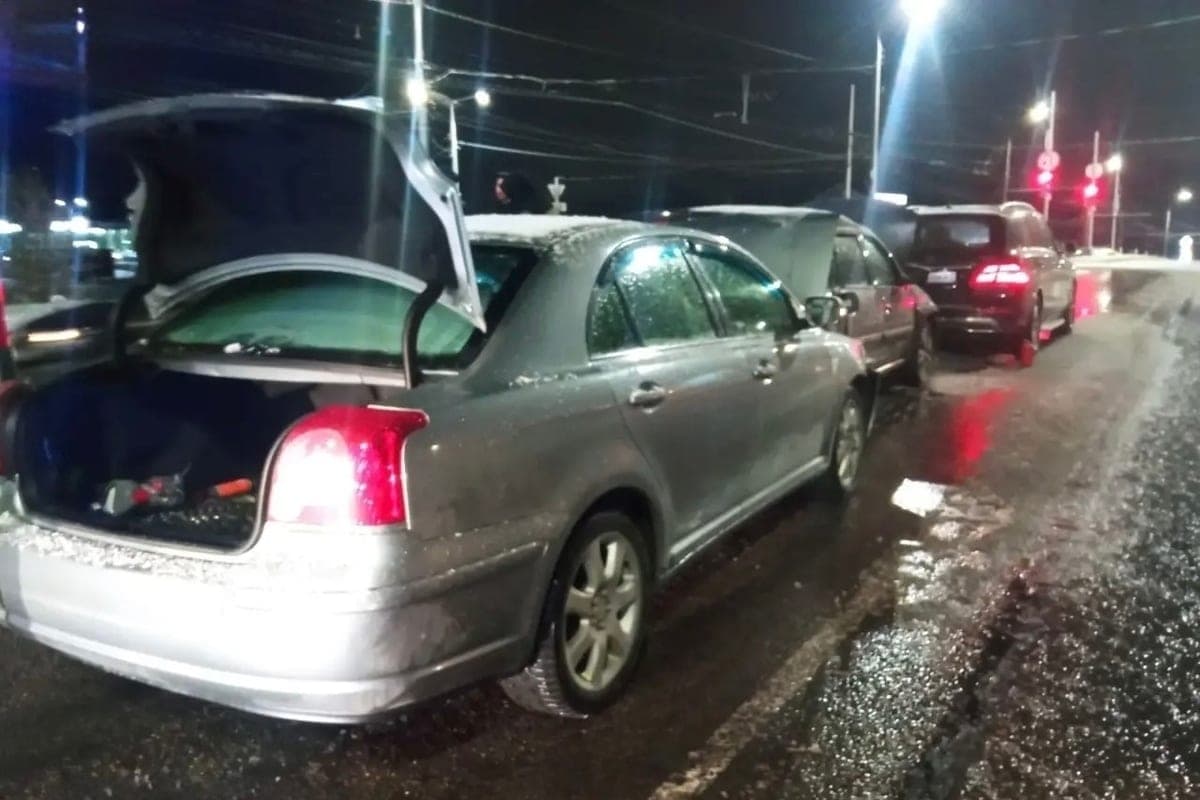In Murmansk went somehow on the road Mercedes, Lada and Toyota and were in an accident