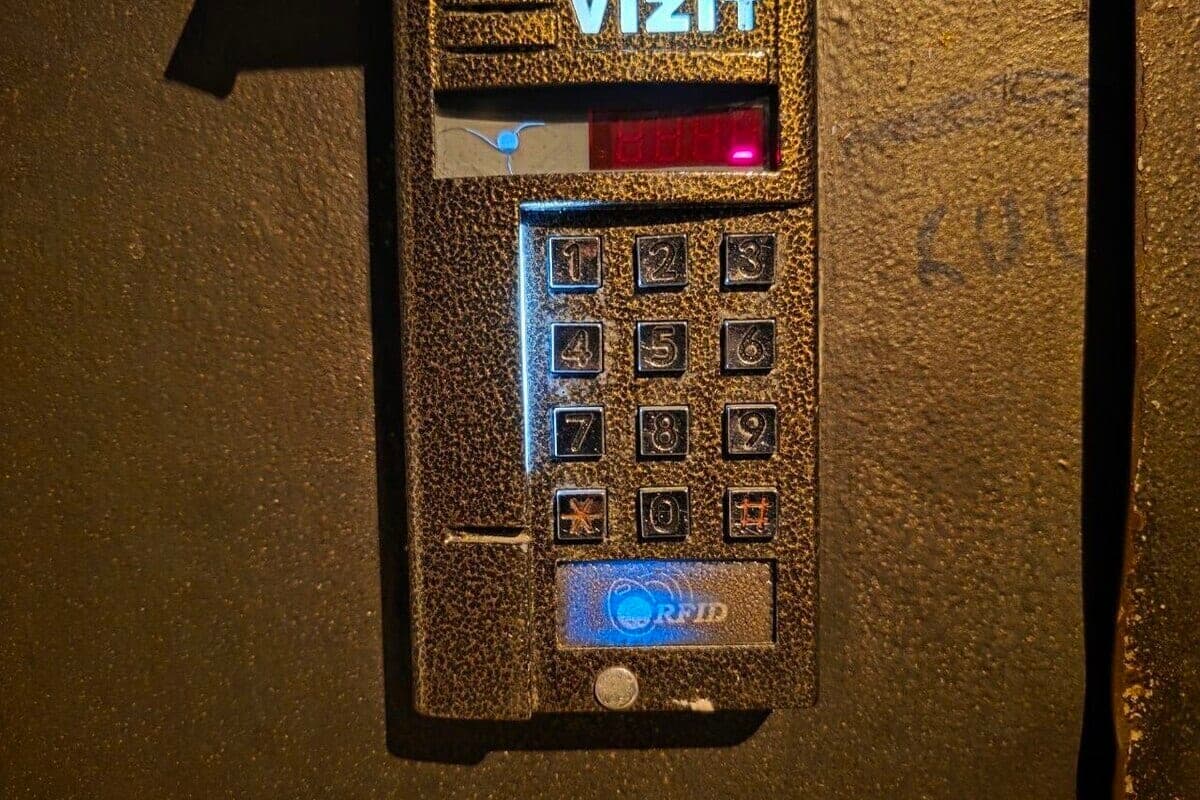 В Краснодаре мужчину жестоко избили в подъезде ночью за просьбу не шуметь