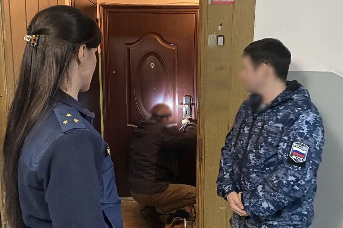 In Kerch öffneten Gerichtsvollzieher die Wohnung, um ihren Ex-Mann einzuflößen