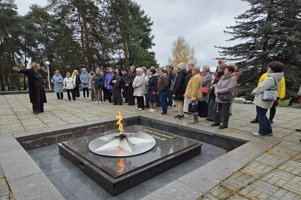 Полсотни историков Серпухова посетили калужские Кремёнки