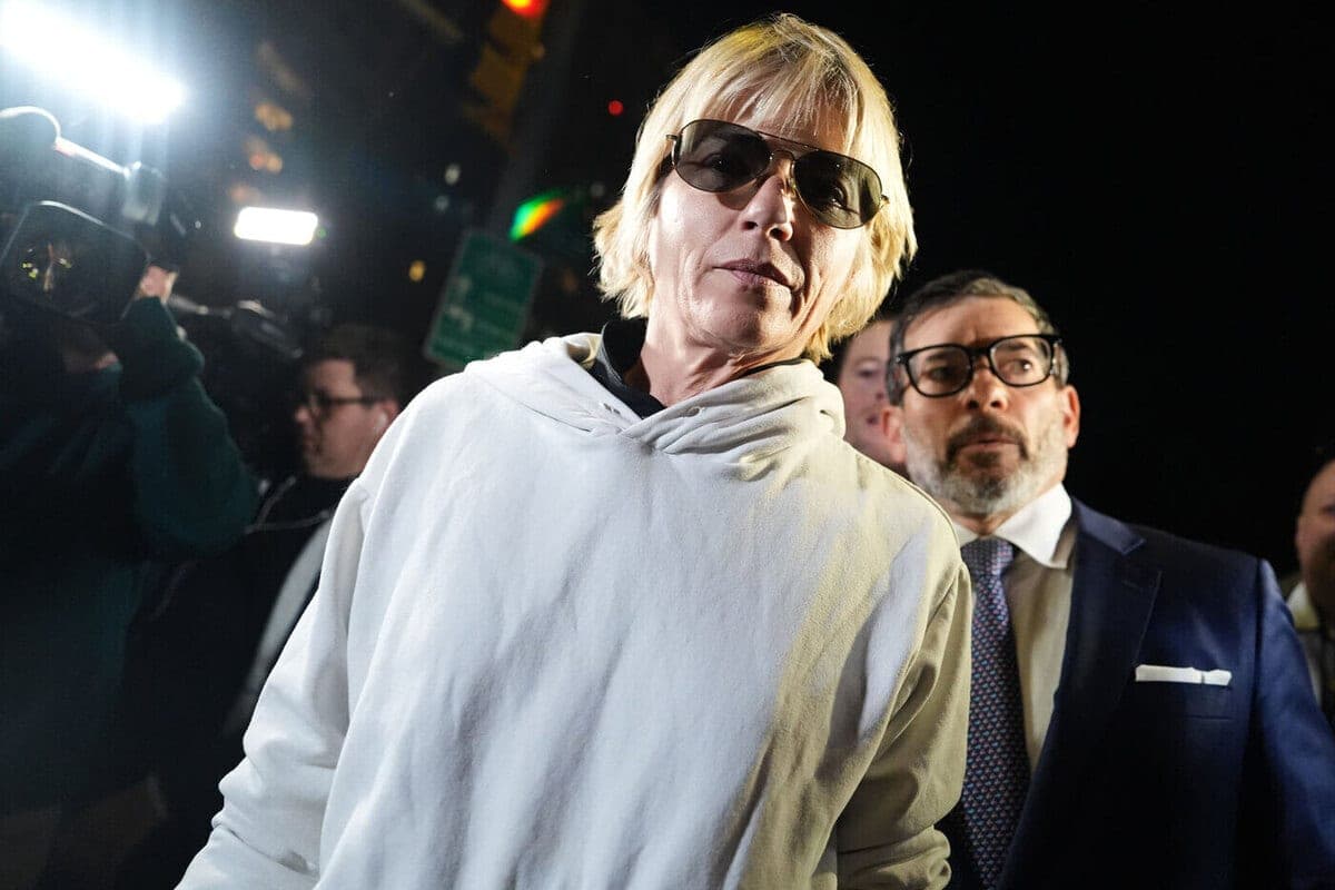 Famous actress charged for flight-related incident: decided to bite everyone around
