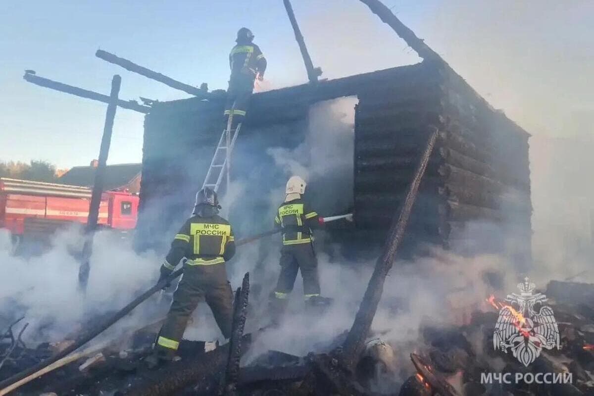 В Новгородской области 19 октября сгорело два жилых дома, есть пострадавший