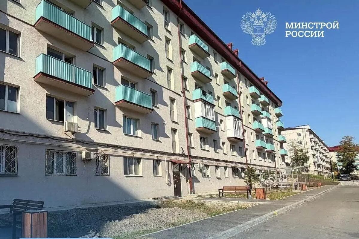 Moderne Innenhoffläche entsteht auf der Nakhimov Avenue in Mariupol