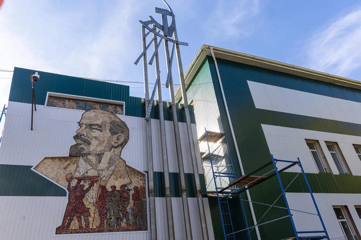 В Курске отреставрировали мозаику на проходной «Курскхимволокно»