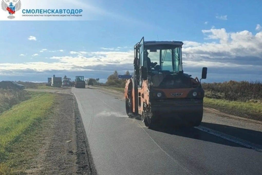 На трассе Смоленск - Красный проводят ямочный ремонт картами