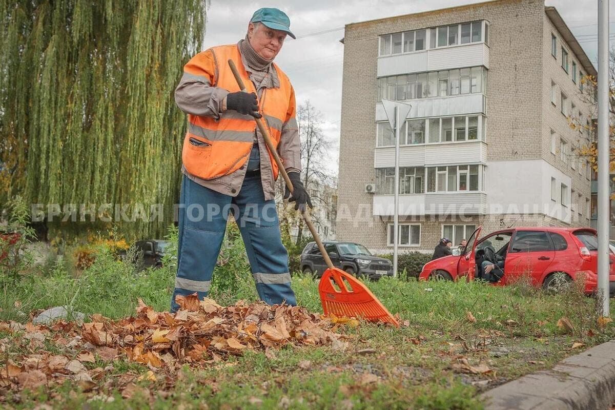 В Брянске дорожники продолжают ремонт дорог и установку новых мусорных площадок