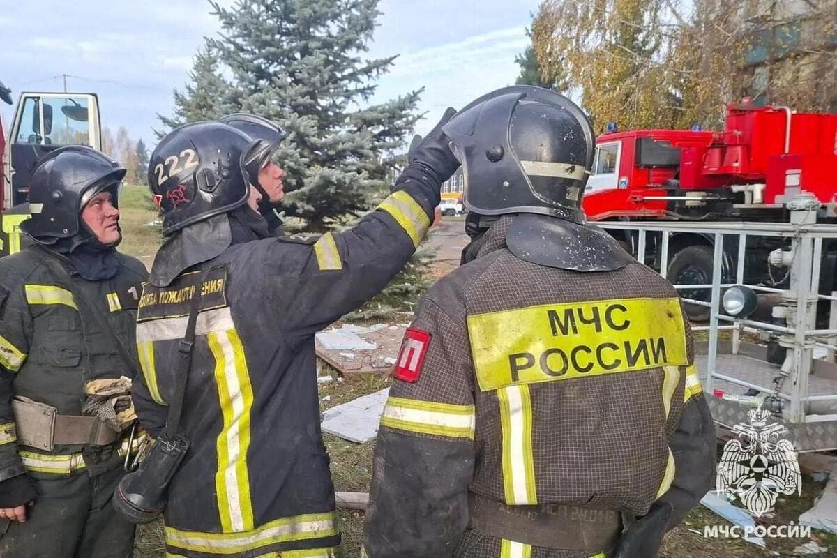 В МЧС сообщили о продолжении работ по разбору завалов на производственном объекте в Орле