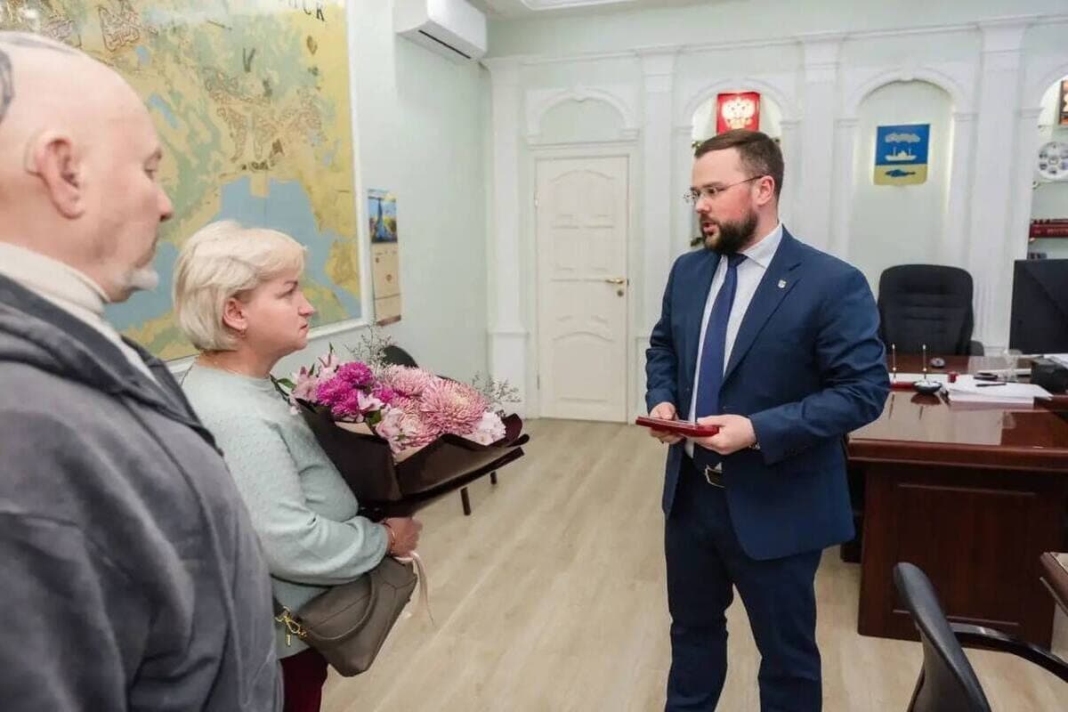 Lebedev gave the parents of the deceased corporal Alexei Butenko Order of Courage