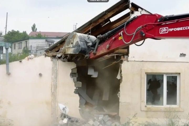 In Makhachkala demolished illegal house over the river Tarnairka
