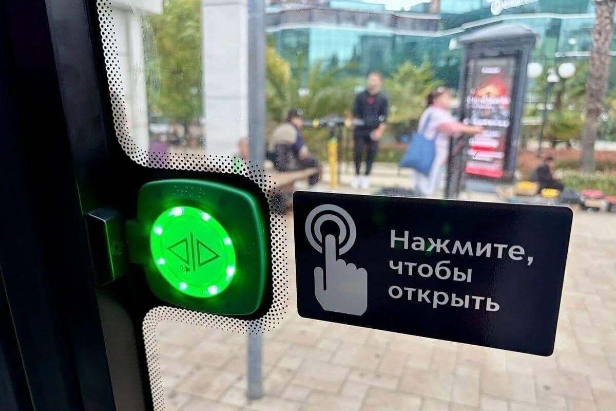 В Сочи пассажирам приходится самостоятельно открывать двери новых автобусов