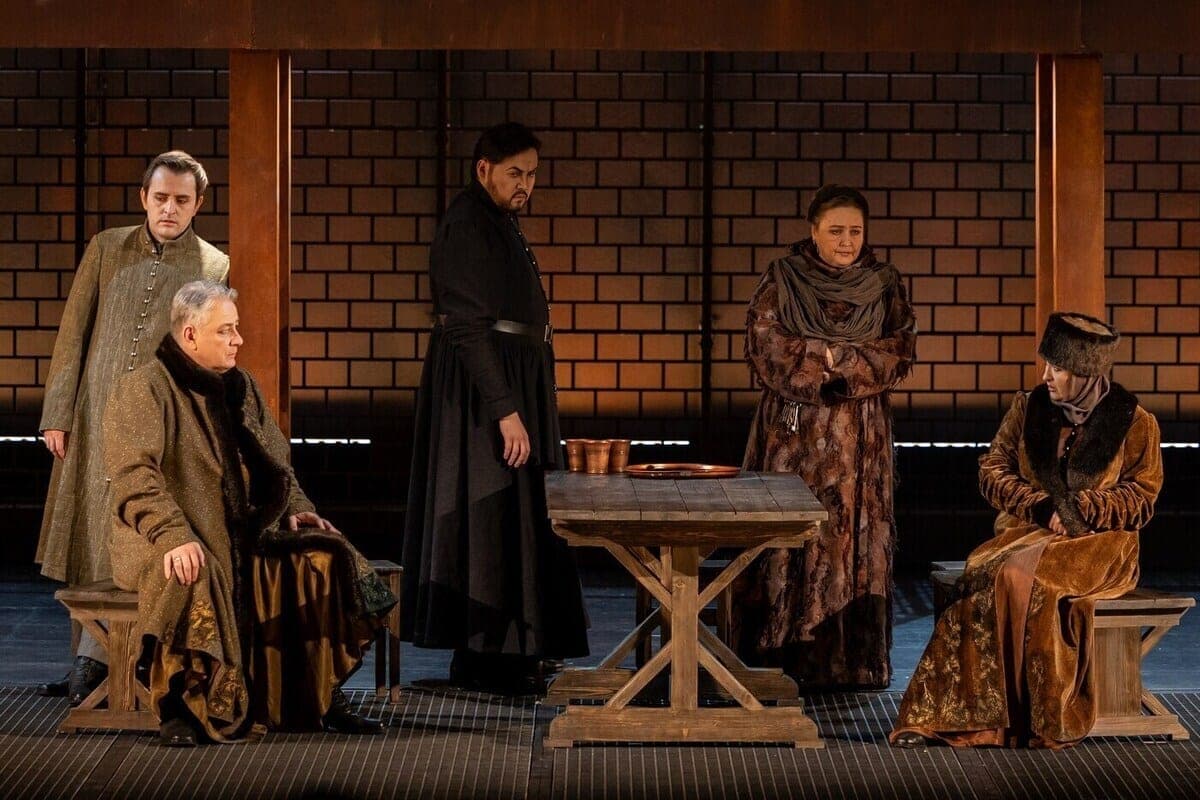 Evgeny Pisarev conquers the opera Olympus: the New Opera staged a drama about love and madness